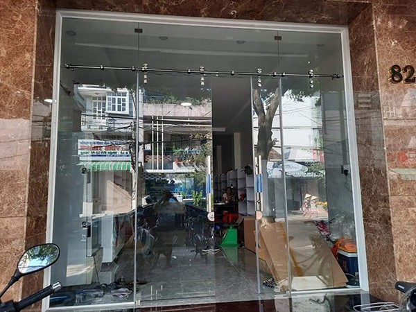 Cửa kính cường lực Đà Nẵng Cua kinh cuong luc ray treo 1