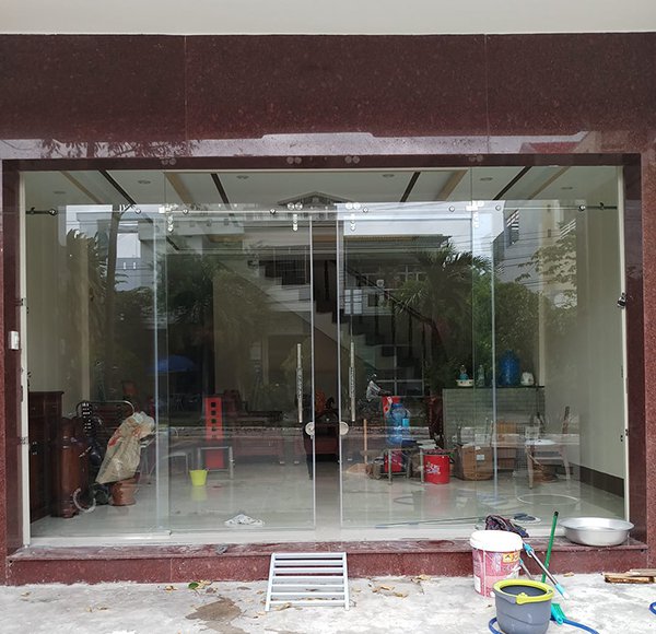 Cửa kính cường lực Đà Nẵng Cua kinh cuong luc ray treo 2