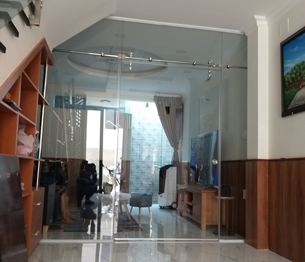 Cửa kính cường lực Đà Nẵng Cua kinh cuong luc ray treo 3