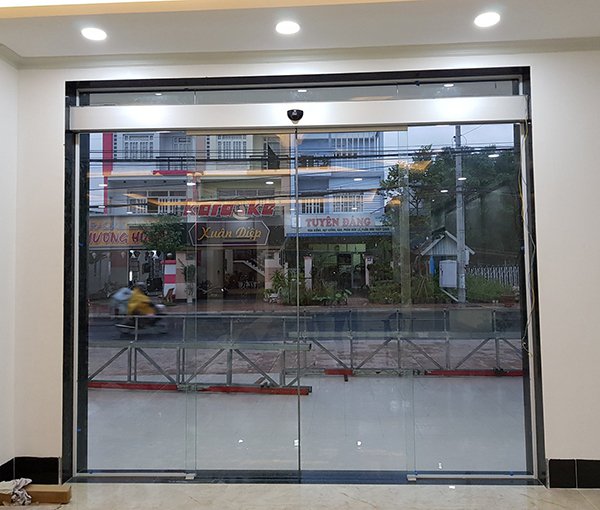 Cửa kính cường lực Đà Nẵng cua kinh cuong luc tu dong 3