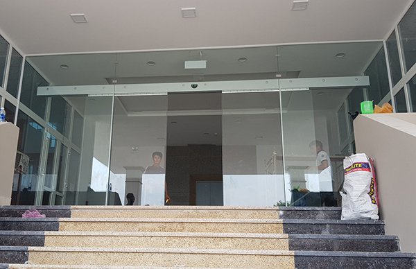 Cửa kính cường lực Đà Nẵng cua kinh cuong luc tu dong 5