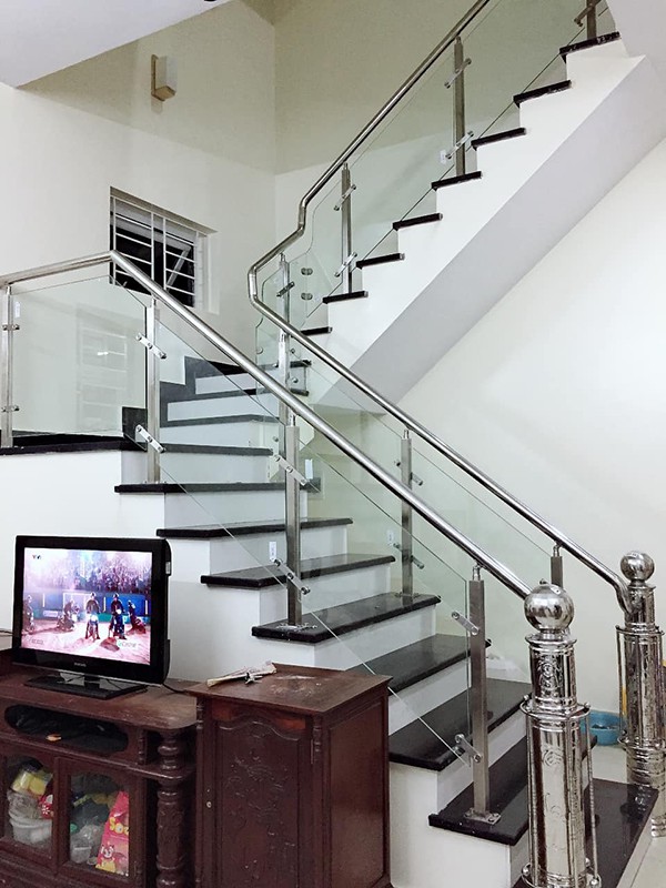 Cầu thang kính cường lực Đà Nẵng mau cau thang kinh cuong luc dep cua nhom kinh da nang 4
