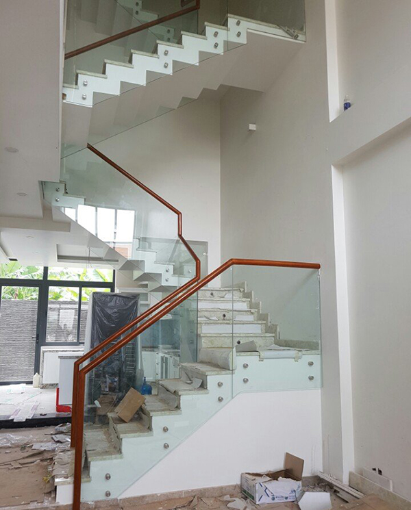 Cầu thang kính cường lực Đà Nẵng mau cau thang kinh cuong luc dep cua nhom kinh da nang 7